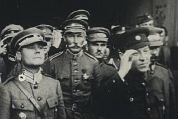 Ataman S. Petlura (pierwszy z prawej) podczas przeglądu oddziałów ukraińskich w Kijowie. 10.05.1920. Fot. CAW