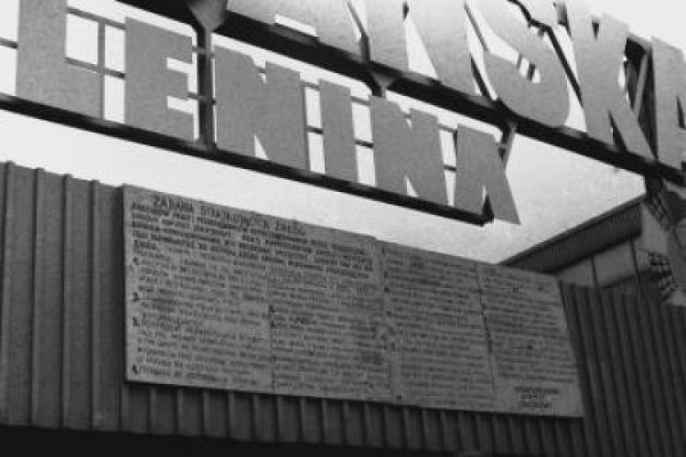21 postulatów strajkujących stoczniowców na bramie Stoczni Gdańskiej. 22.08.1980 r. Fot. PAP/CAF/J. Uklejewski