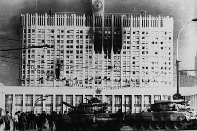 Pucz moskiewski (Pucz Janajewa). Na zdjęciu: budynek parlamentu. Moskwa 19.08.1991. Fot. PAP/CAF