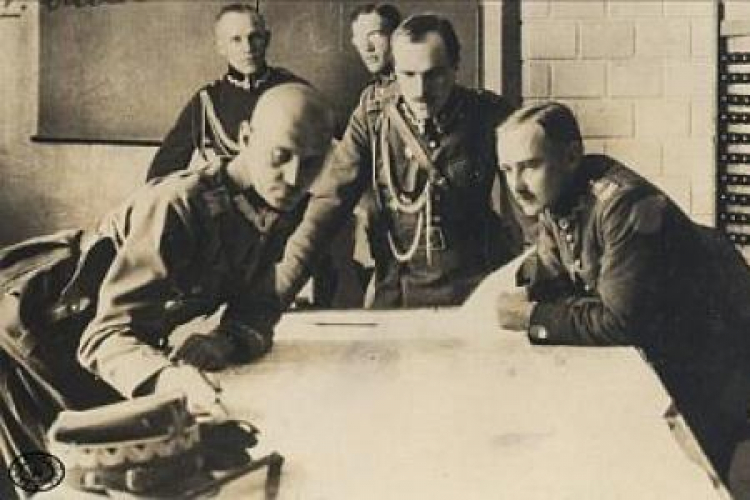 Sztab 5. Armii Wojska Polskiego. Pierwszy od lewej gen. Władysław Sikorski. 13 sierpnia 1920 r. Fot. CAW