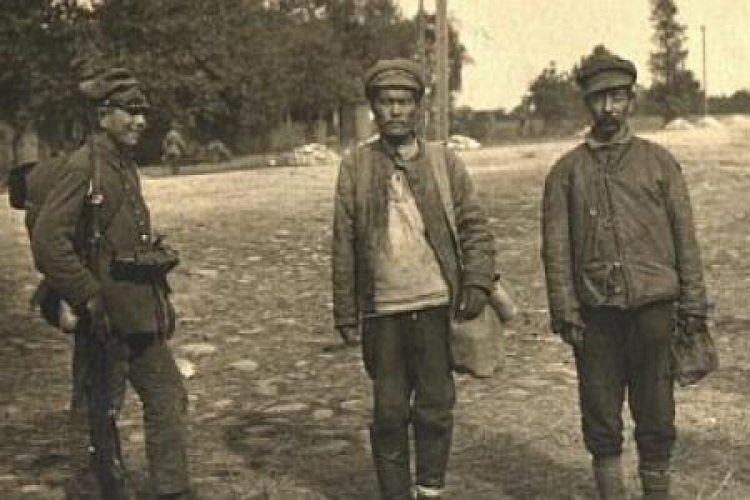 Żołnierze sowieccy wzięci do niewoli pod Radzyminem. 08.1920. Fot. CAW