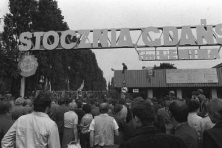 Brama Stoczni Gdańskiej w czasie sierpniowego strajku w 1980 r. Fot. PAP