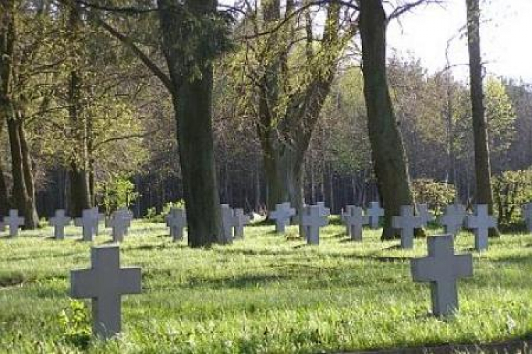 Cmentarz jeńców Stalagu 1B Hohenstein we wsi Sudwa. Fot. M. Jarosiński