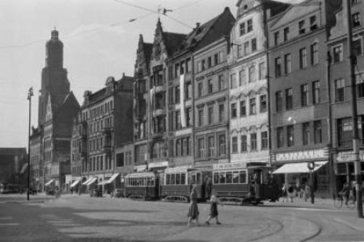 Wrocław, 1948-09. Północna pierzeja rynku. Z lewej bazylika św. Elżbiety. Fot. PAP/CAF Wrocław, 1948-09. Północna pierzeja rynku. Z lewej bazylika św. Elżbiety. Fot. PAP/CAF