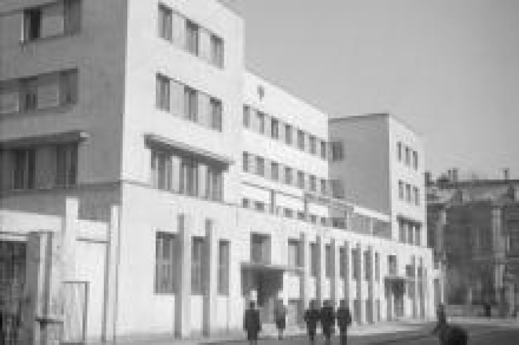 Gmach Polskiej YMCA przy ul. Moniuszki w Łodzi. 1948 r. Fot. PAP/CAF