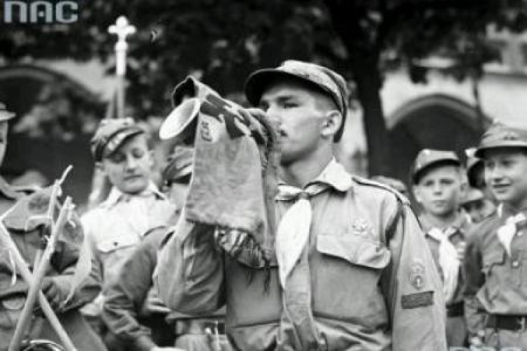 Hejnalista krakowskiej drużyny harcerskiej na Rynku Głównym.  1936-05. Fot. NAC