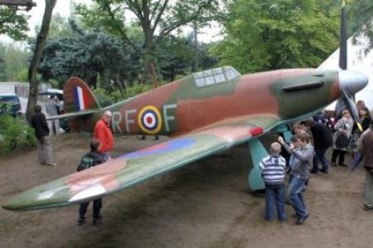 Replika słynnego myśliwca Hawker Hurricane MK I, którym latali polscy piloci z Dywizjonu 303. Fot. PAP/A. Ciereszko