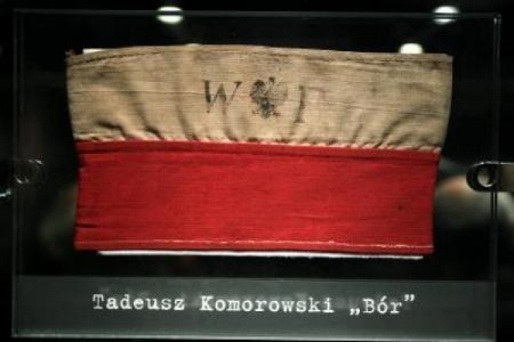 Opaska dowódcy AK gen. Tadeusza "Bora" Komorowskiego trafiła do Muzeum Powstania Warszawskiego. Fot. PAP/T. Gzell