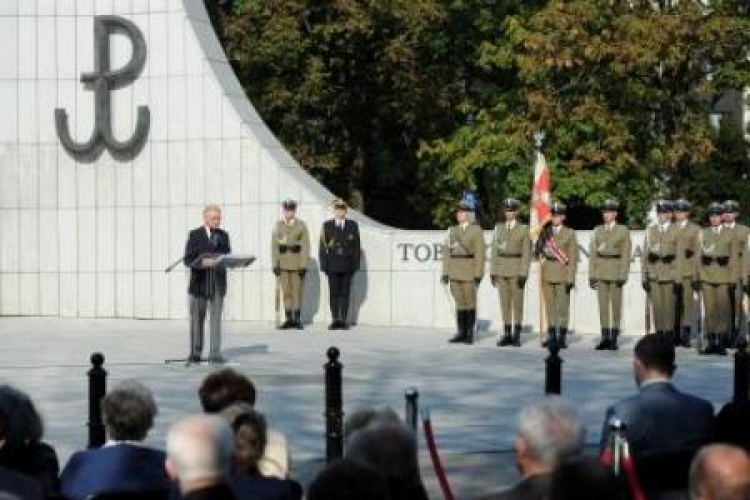 Uroczystości przed pomnikiem Polskiego Państwa Podziemnego i Armii Krajowej. Fot. PAP/A. Hrechorowicz