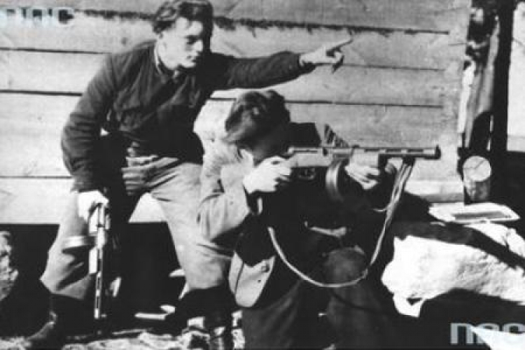 Zbigniew Rećko ps. "Trzynastka" szkoli dziewczynę w strzelaniu z pistoletu maszynowego (1943). Fot. NAC