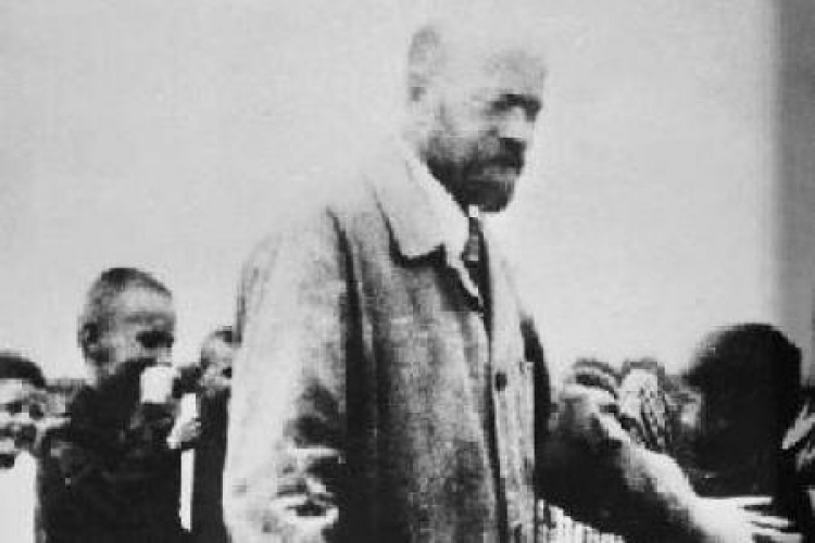 Janusz Korczak z dziećmi przed 1942 r. Fot. PAP