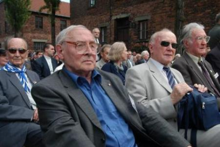 Jerzy Bielecki (pierwszy z prawej) w towarzystwie innych byłych więźniów KL Auschwitz (2005). Fot. PAP/J. Bednarczyk