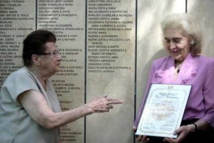 Ocalała z Holocaustu Bina Hacohen (L) i Alina Wierzbicka (P) córka Jadwigi Waszczuk. Fot. PAP/EPA