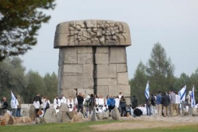 Izraelska młodzież na terenie byłego obozu zagłady w Treblince. Fot. PAP/P. Piątkowski