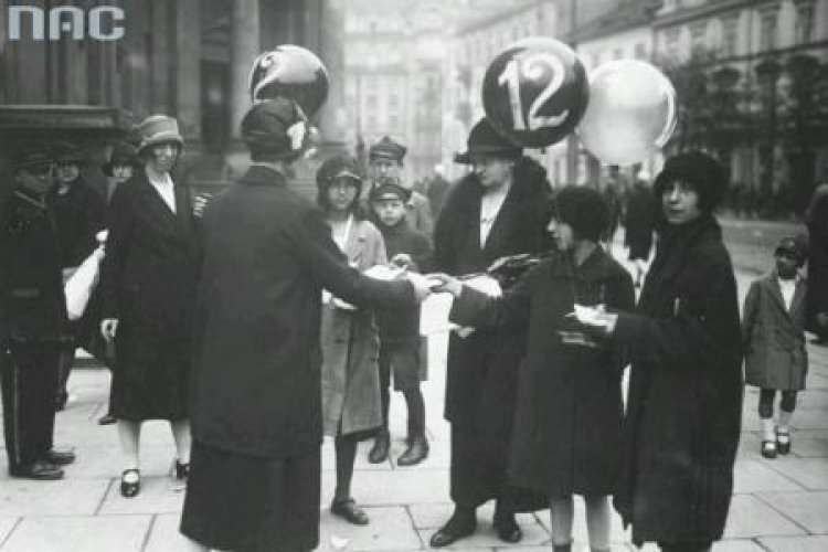 Wybory do Rady Miejskiej w Warszawie w 1927 r. Kobiety agitujące w dniu wyborów. Fot. NAC