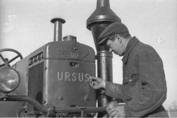 Państwowe Zakłady Inżynieryjne Ursus. Warszawa, 1949-02. Fot. PAP/CAF