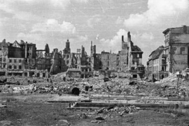 Wrocław, 1946. Ruiny Starego Miasta. Fot. PAP/CAF