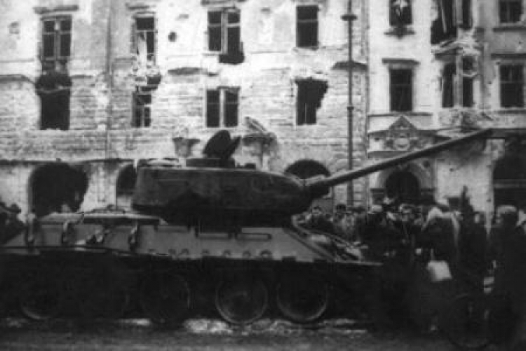 Zniszczony czołg radziecki. Budapeszt, koniec października 1956 r. Fot. PAP/EPA 