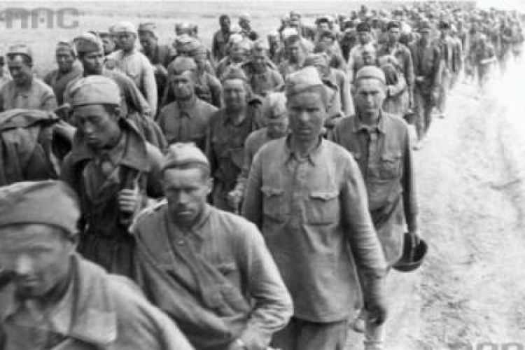 Kolumna jeńców radzieckich podczas marszu. Wrzesień 1942 r. Fot. NAC