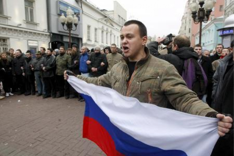 Sympatycy skrajnie nacjonalistycznych ugrupowań demonstrujący w Moskwie (2008). Fot. PAP/EPA/S.Chirikov