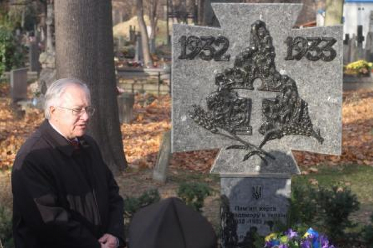 Deputowany Rady Najwyższej Ukrainy Borys Tarasiuk na prawosławnym cmentarz na Woli. Fot. PAP/Bartłomiej Zborowski