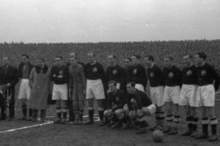 Drużyna Polonii Warszawa przed meczem Z AKS Chorzów. Warszawa, stadion WKS Legia. 1946-12-03. Fot. PAP/CAF/J. Żyszkowski