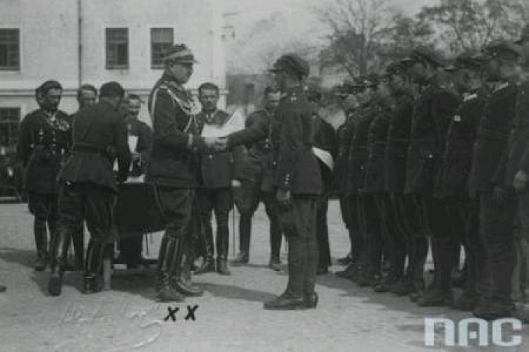 Gen. Stanisław Dowoyno-Sołłohub wręcza dyplomy żołnierzom 54 Pułku Piechoty Strzelców Kresowych w Tarnopolu. Fot. NAC