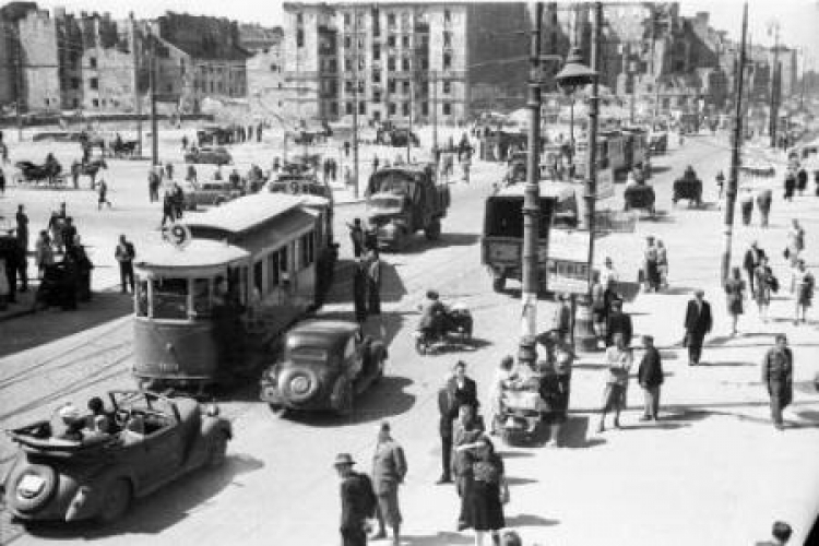 Skrzyżowanie ulicy Marszałkowskiej i Alei Jerozolimskich w Warszawie. 1946 r. Fot. PAP/CAF/S. Dąbrowiecki