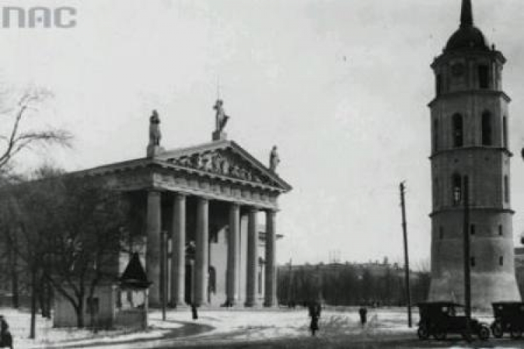 Wilno. Katedra św. Stanisława pw. Trójcy Świętej przy placu Katedralnym. 1926 r. Fot. NAC