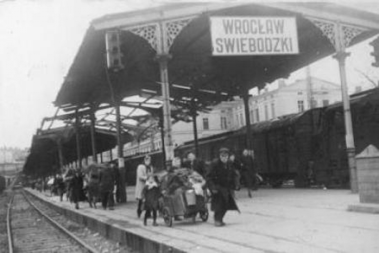 Wysiedlenie Niemców z Wrocławia. Dworzec Świebodzki. Wrocław, 1945. Fot. PAP/B. Lambach