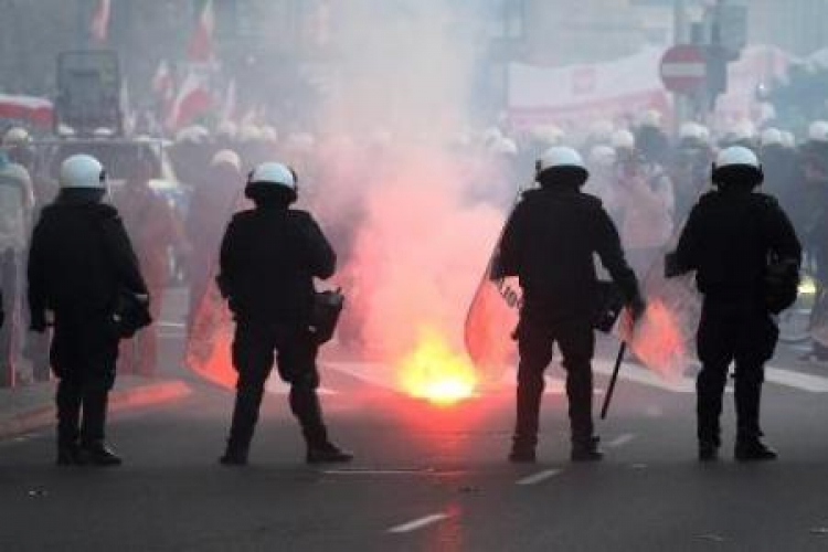 Warszawa, 11.11.2011. Święto Niepodległości. Starcia policji i uczestników "Marszu Niepodległości". Fot. PAP/P. Supernak