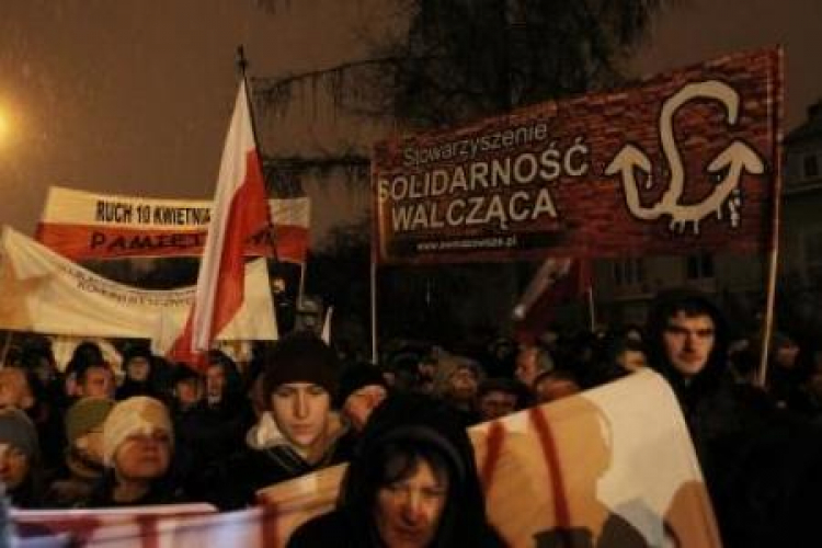 Apel pamięci przed domem gen. Wojciecha Jaruzelskiego. Warszawa, 12.12.2010. Fot. PAP/R. Pietruszka