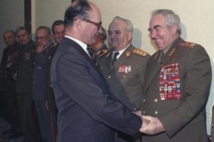 Gen. Wojciech Jaruzelski i marsz. Wiktor Kulikow. Warszawa 03.12.1986. Fot. PAP/J. Morek