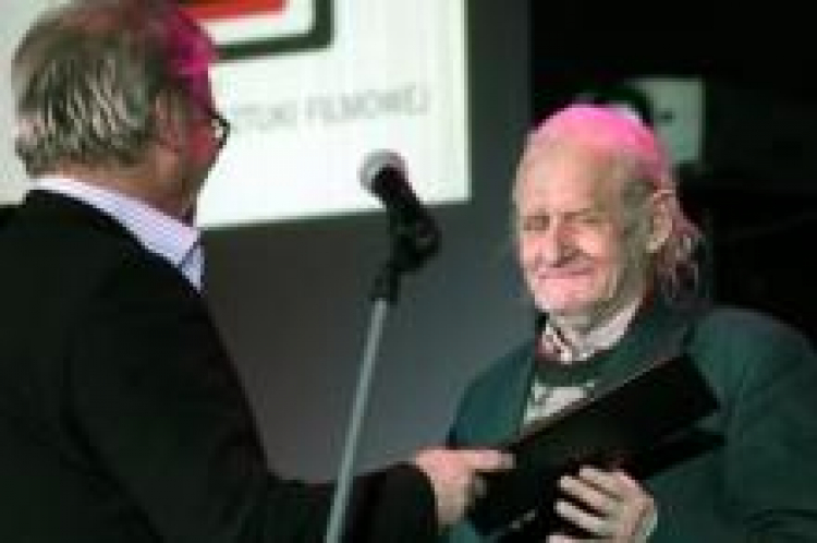 Jacek Bromski (L) wręcza nagrodę scenarzyście i reżyserowi Stanisławowi Manturzewskiemu (P). Fot. PAP/T. Gzell Jacek Bromski (L) wręcza nagrodę scenarzyście i reżyserowi Stanisławowi Manturzewskiemu (P). Fot. PAP/T. Gzell
