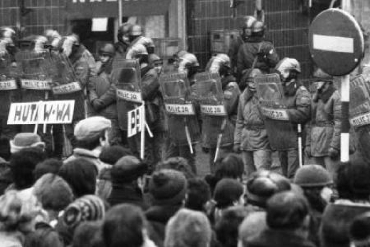 Przygotowania do zdławienia strajku studentów WOSP w Warszawie. 02.12.1981. Fot. PAP/CAF/T. Walczak 