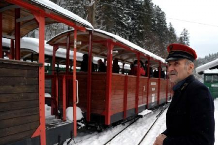 Dyżurny ruchu Stanisław Wróbel na stacji Bieszczadzkiej Kolejki Leśnej. Majdan, 21.01.2012. Fot. PAP/D. Delmanowicz