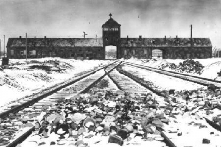 „Brama Śmierci” w obozie Birkenau. Luty/marzec 1945 r. Fot. S. Mucha. Państwowe Muzeum Auschwitz-Birkenau
