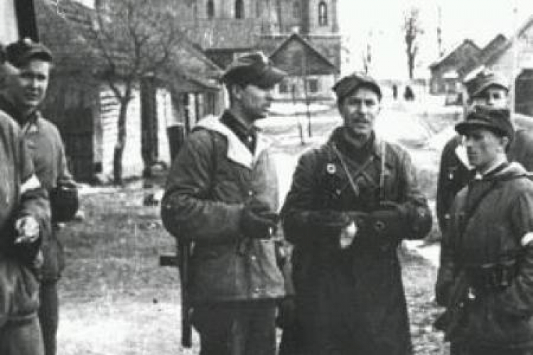 Żołnierze 1 komp. 3 Wileńskiej Brygady AK w Turgielach. W płaszczu, d-ca kompanii Romuald Rajs "Bury". 1944. Fot. NAC