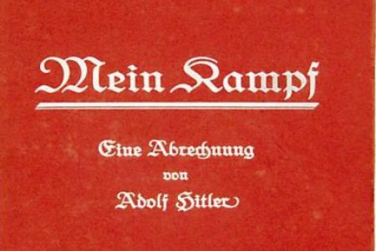 Okładka pierwszego wydania "Mein Kampf" z autografem Hitlera. Fot. PAP/CAF