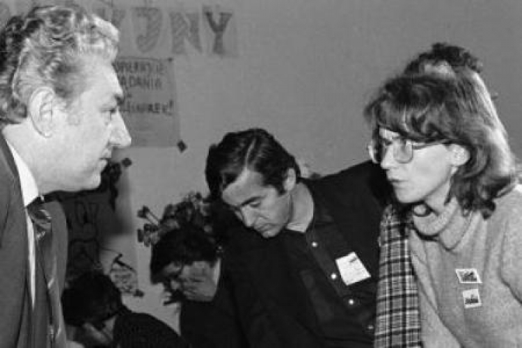 Alina Pienkowska i wicepremier Andrzej Jedynak - rozmowy Solidarności z rządem. Gdańsk, 16.11.1980. Fot. PAP/CAF