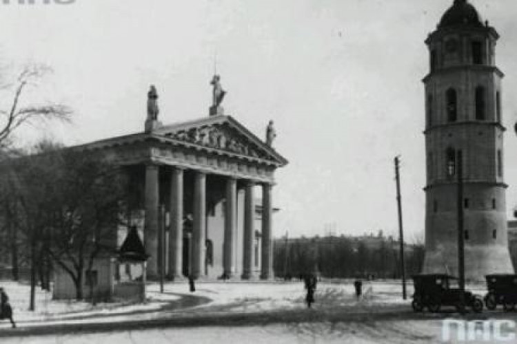 Katedra św. Stanisława Biskupa i św. Władysława przy placu Katedralnym w Wilnie. 1926 r. Fot. NAC