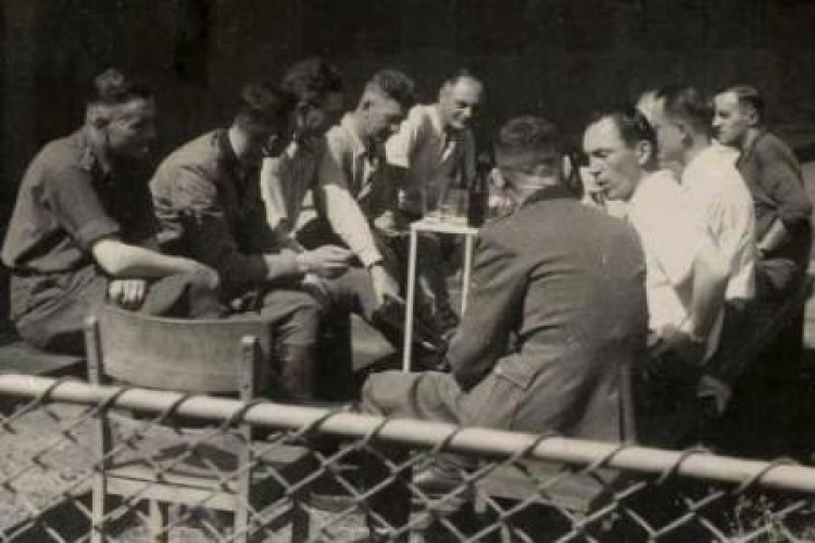 Załoga SS z obozu Auschwitz-Birkenau. Żródło: U.S. Holocaust Memorial Museum. 1944 r. Fot. PAP/EPA