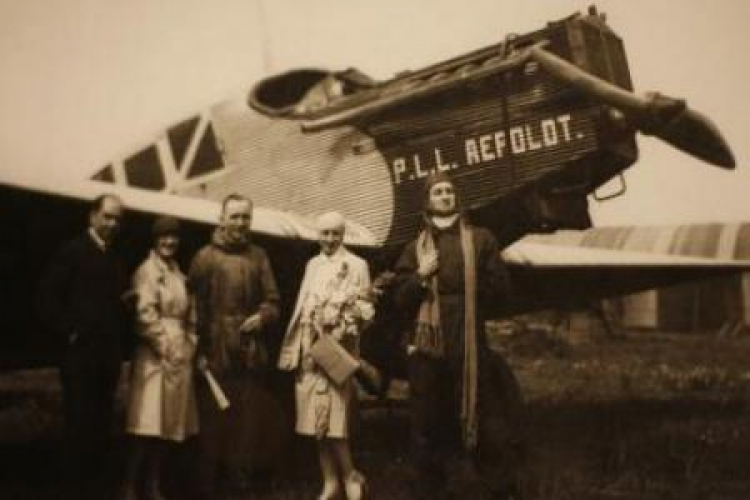 Od lewej: J. Drzewiecki (konstruktor RWD), J. Smosarska, F. Żwirko, H. Ordonówna i S. Wigura. Fot. PAP 