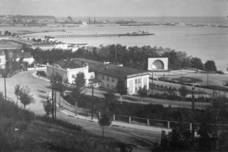 Widok na budujący się port i miasto z Kamiennej Góry. Gdynia, 1926 r. Fot. PAP/CAF