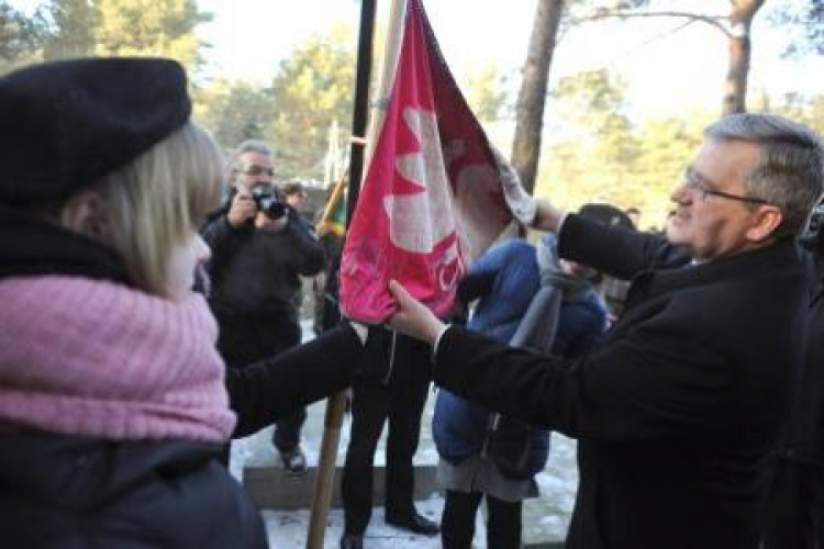 Prezydent Bronisław Komorowski przy pomniku ku czci ofiar zamordowanych w Ponarach. Fot. PAP/J. Turczyk