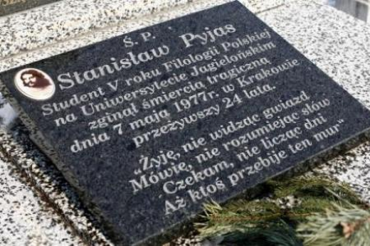 Grób Stanisława Pyjasa na cmentarzu w Gilowicach. Fot. PAP/A. Grygiel