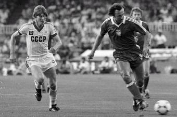  Janusz Kupcewicz i Sergei Baltacha. Barcelona. Mundial. Mecz Polska - ZSRR. 01.07.1982. Fot. PAP/A. Hawałej