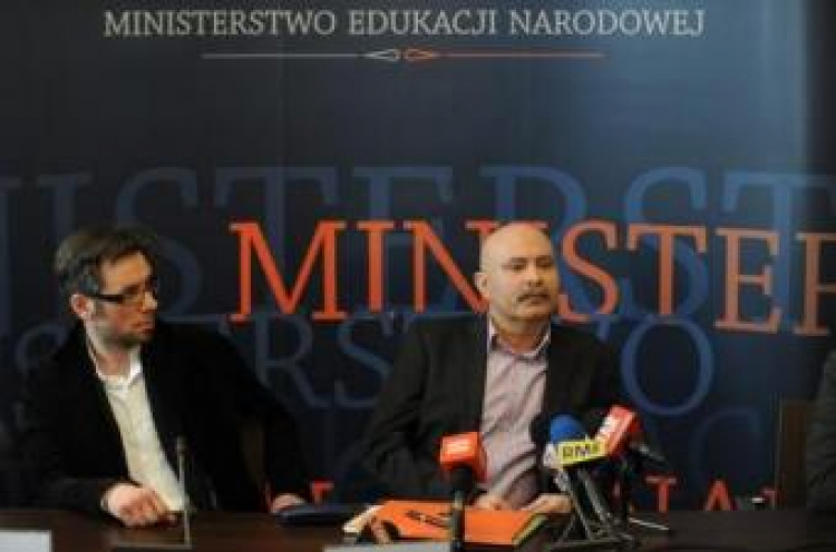 Aleksander Pawlicki (L) i Jerzy Bracisiewicz (P) podczas briefingu prasowego w MEN. Fot. PAP/B. Zborowski