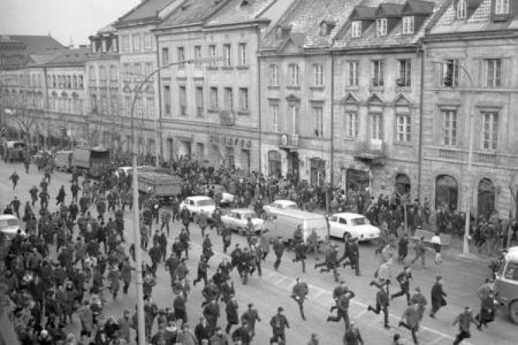 Marzec '68 - zamieszki na Krakowskim Przedmieściu. Fot. PAP/CAF/T. Zagoździński