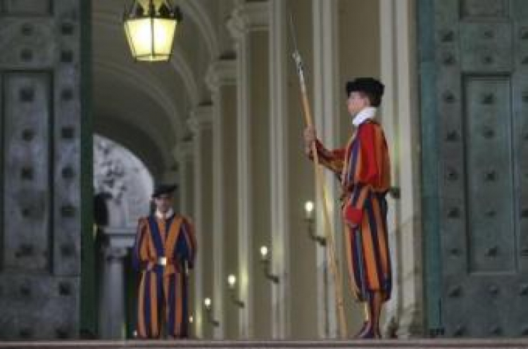 Gwardia Szwajcarska w otwartych drzwiach Spiżowej Bramy w Watykanie. Fot. PAP/J. Bednarczyk